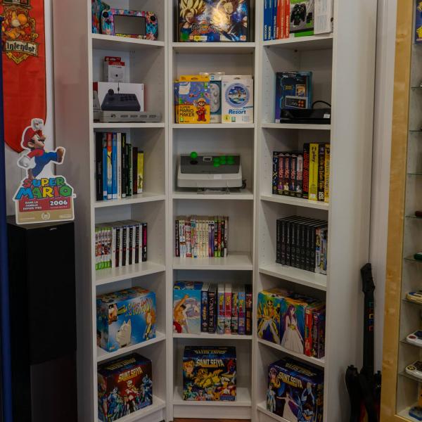 Etagère de consoles, livres, ...